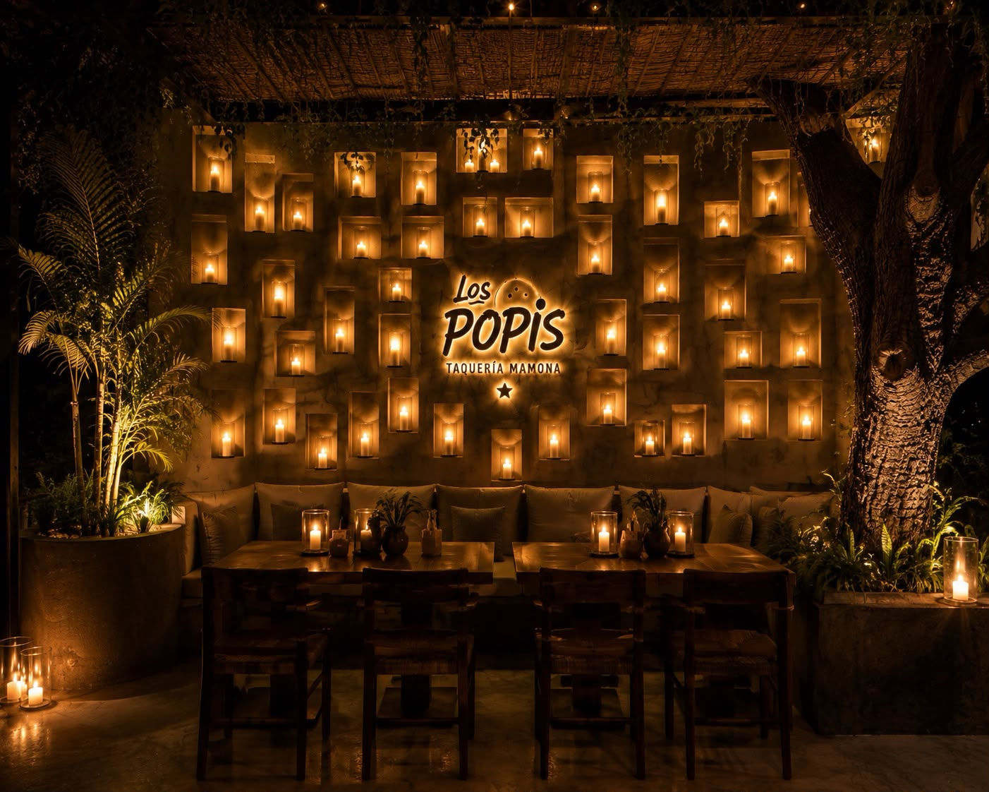 Terraza de arriba de Los Popis: muro de velas, logo iluminado y ambiente íntimo en Polanco