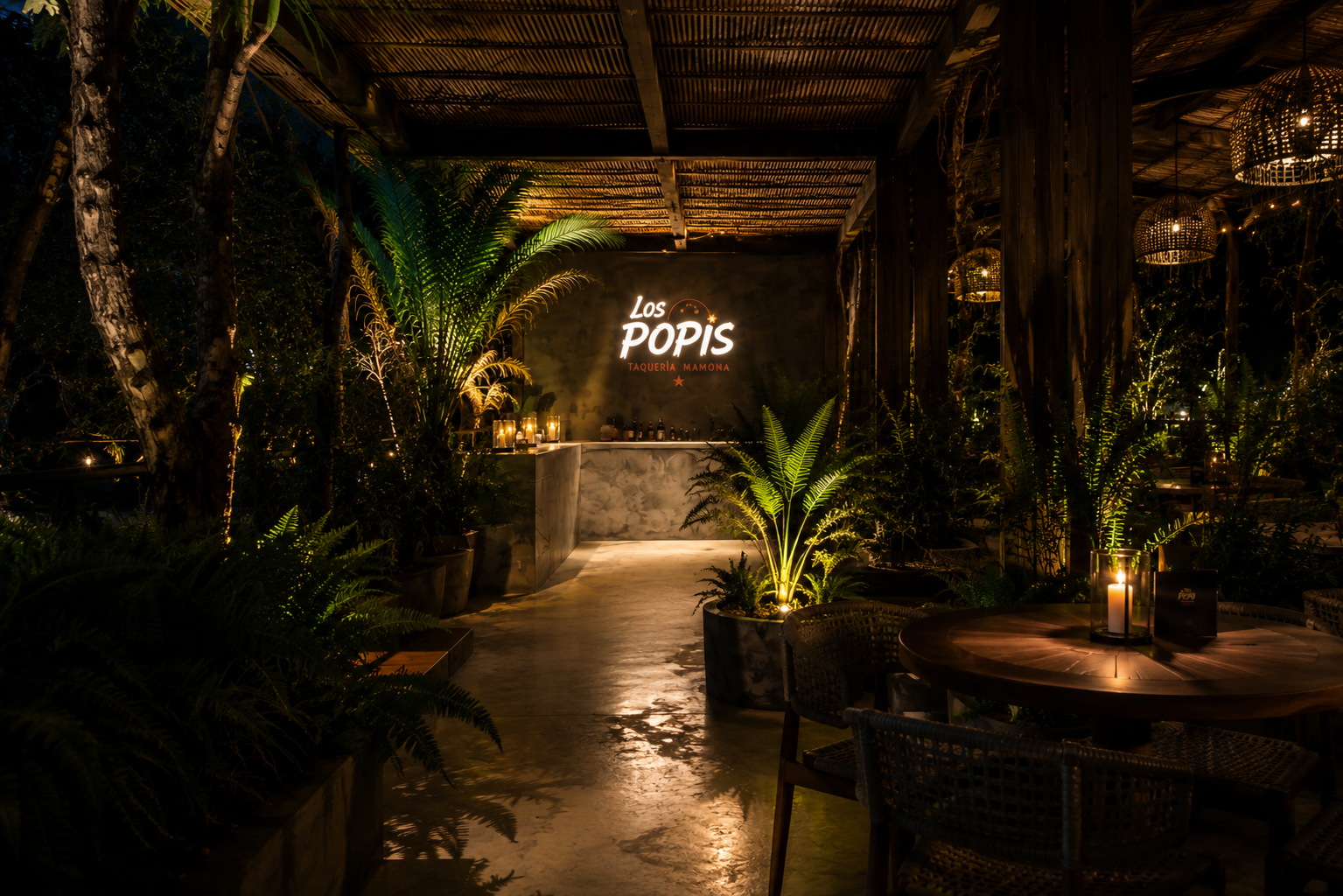 Barra de la terraza de arriba con el logo de Los Popis en neón
